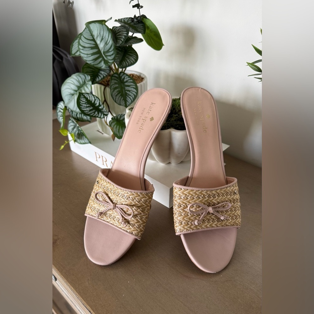 KATE SPADE NEW YORK
Savannah Raffia & Leather Heel Sandals